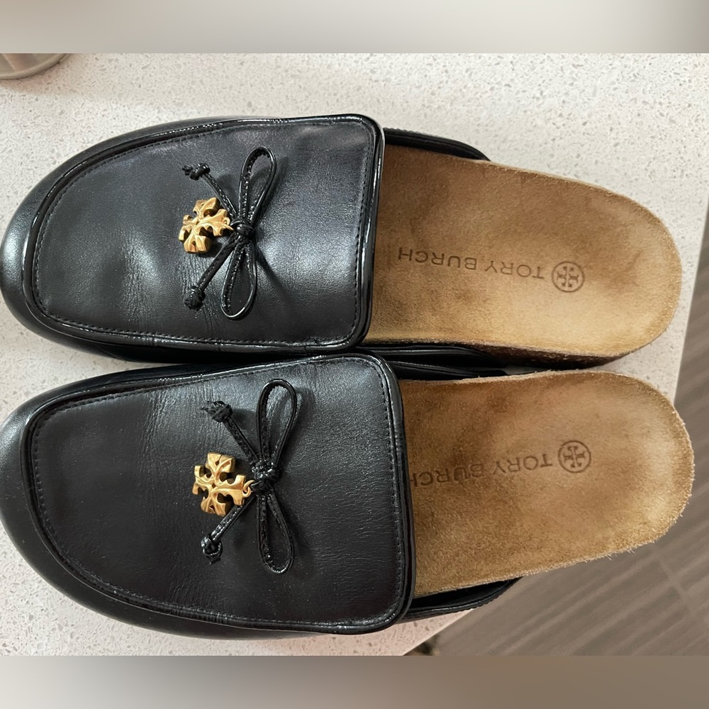 Tory Burch Tory Charm Mule Flats In Black. Size 8. Great condition